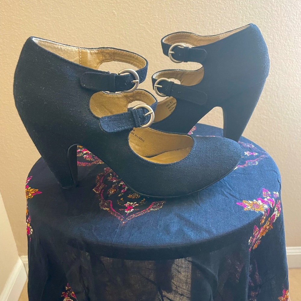 Urban Outfitters Kimchi Blue Buckle Chunky Heel Size 8.5